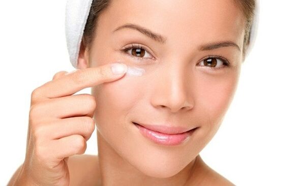 Aplique unha crema para rexuvenecer a pel arredor dos ollos