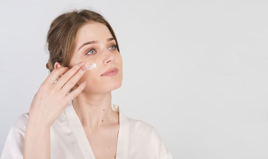 Procedemento para aplicar crema na pel da cara