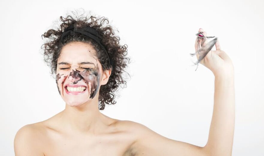 unha muller está a realizar un facial rexuvenecedor