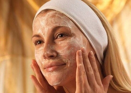 Unha máscara facial con aceite de semente de Roma na composición fai que as engurras sexan menos visibles