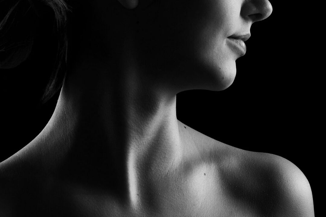 A pel do pescozo e do escote empregando métodos modernos de rexuvenecemento